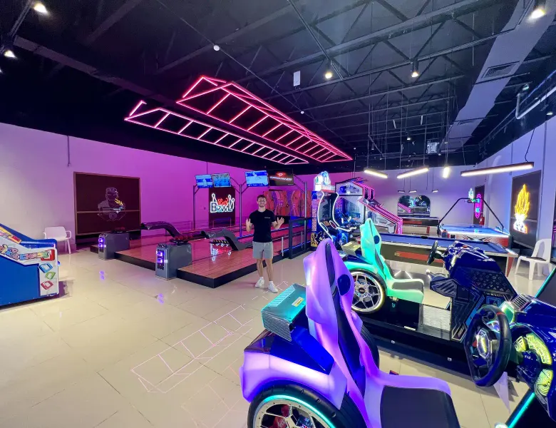 Recreation area with simulation games and bowling
