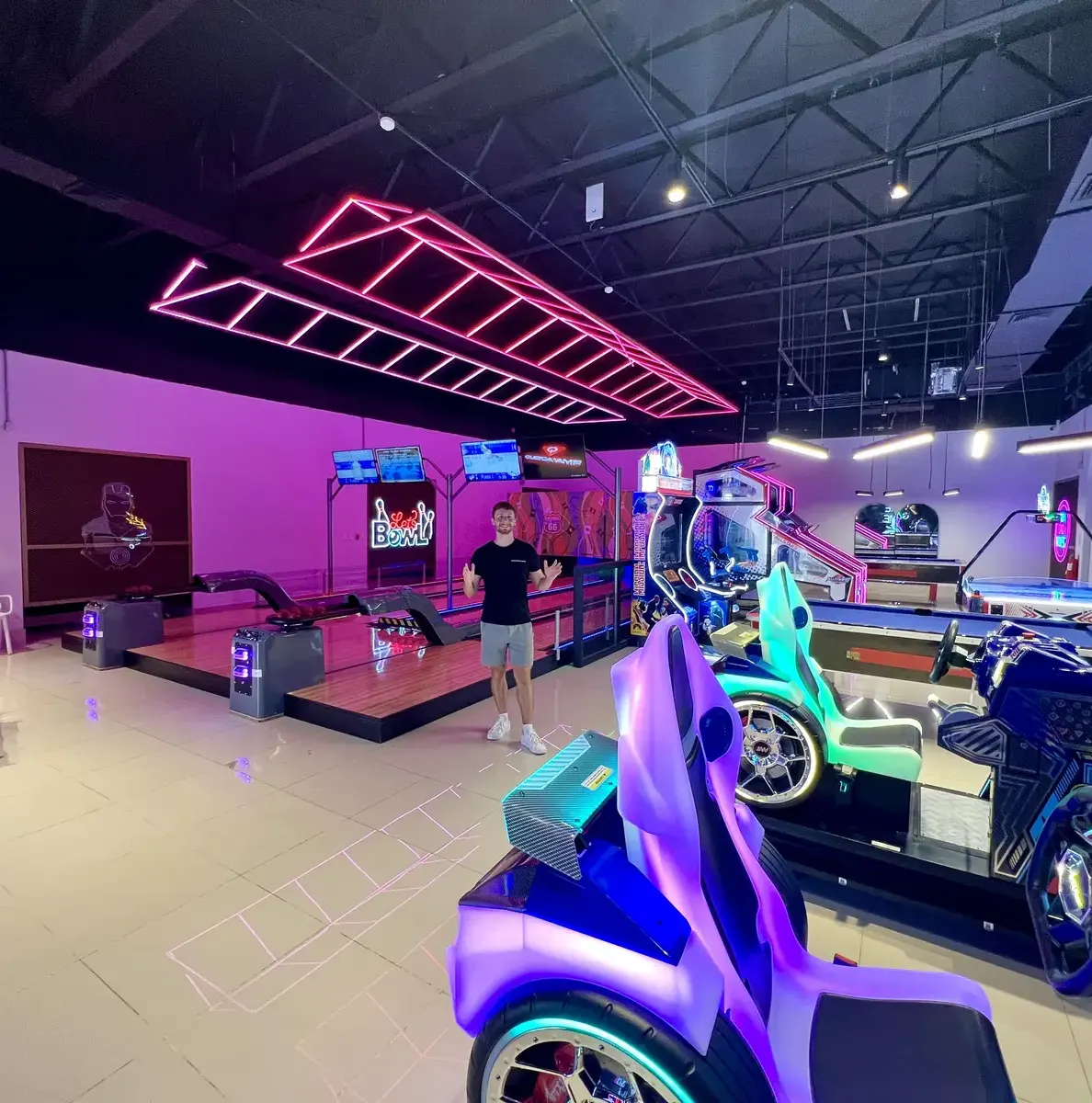 Recreation area with simulation games and bowling