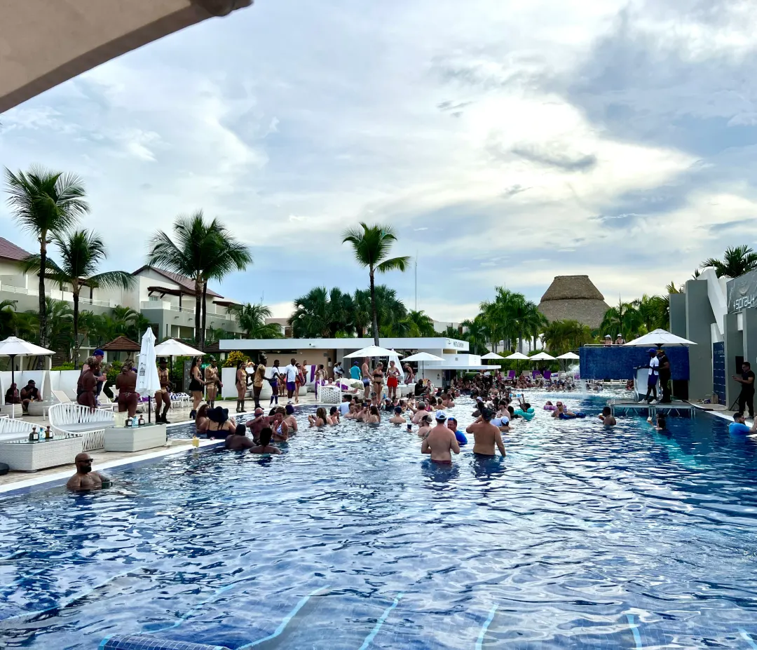 The main pool at Breathless Punta Cana on a Saturday, our footage.