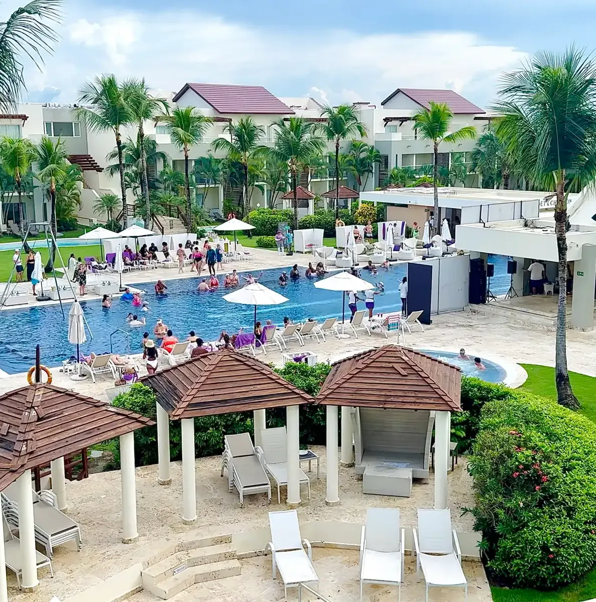 Swim-up terrace