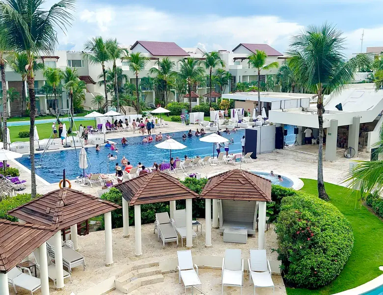 Swim-up terrace